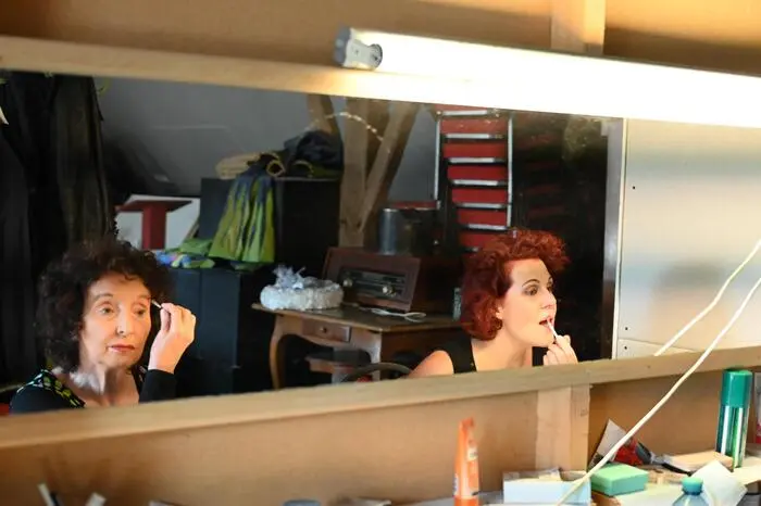 Christa Pillmann und Dagmar Sickl in der Maske vor dem Auftritt.
