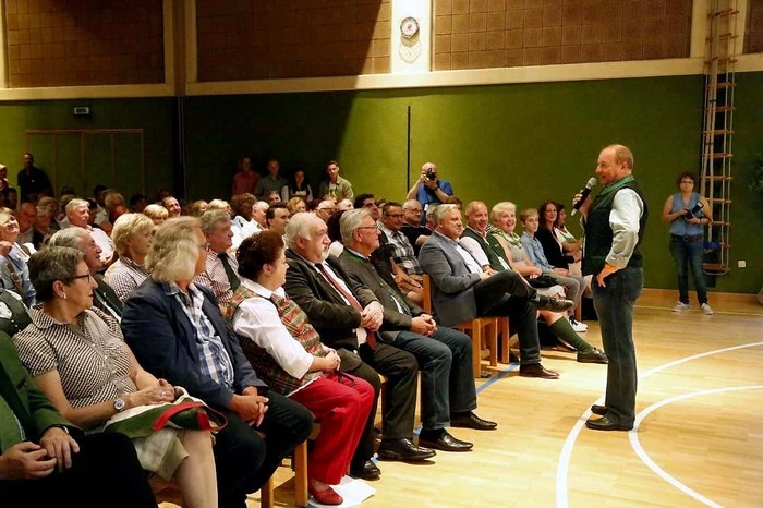 Wie immer mit rhetorischem Schwung und viele seiner besten Witze auf den Lippen vor "ausverkauftem" Haus...