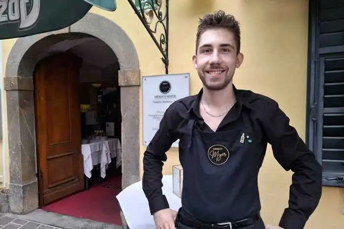 Mario Sašek (23) arbeitet seit Juni 2024 als Restaurantleiter im „Mensch Mayer!“, ehemals Boutique- und Stadthotel „Zur Goldenen Krone“ in Weiz: „Die Gastro ist nicht bekannt für ihren guten Kollektivvertrag. Die Abgabe aufs Trinkgeld ist bei uns ein sehr unbeliebtes Thema und es wird innerhalb des Personals viel darüber diskutiert. In guten Monaten kann man fast schon seine Miete vom Trinkgeld bezahlen.“