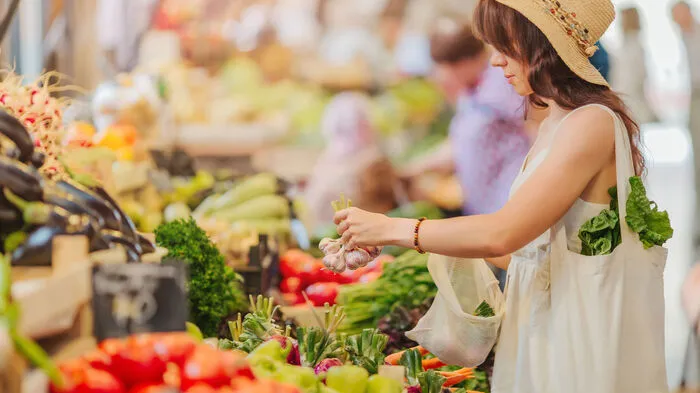 Saisonal einkaufen und die Sonderangebote nutzen, die man gerade abends in den Supermärkten findet. Da wird frisches Obst und Gemüse oftmals billiger verkauft.