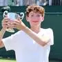 LONDON,ENGLAND,13.JUL.25 - TENNIS - Boys 14 and under, Wimbledon, final. Image shows the rejoicing of Moritz Freitag (AUT). Keywords: trophy.
Photo: GEPA pictures/ Alan Grieves