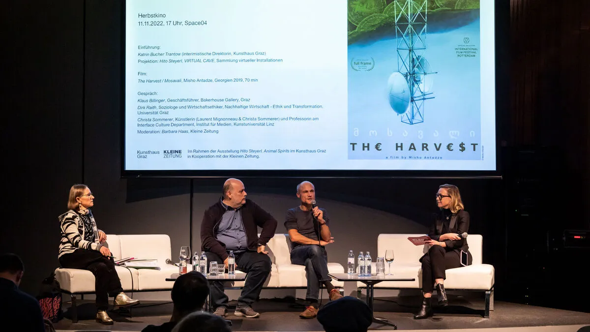 Künstlerin Christa Sommerer, Wirtschaftsethiker Dirk Raith und Bakerhouse Gallery Geschäftsführer Klaus Billinger mit Podcast-Leiterin Barbara Haas  