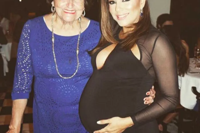 ... und zeigt sich deshalb sichtlich glücklich. Hier posiert die hochschwangere Schauspielerin ("Desperate Housewives") mit ihrer Mama.