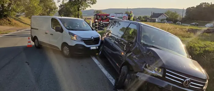 Wenige Meter vor dem Rüsthaus der Freiwilligen Feuerwehr Kaindorf kam es zu einer Kollision zweier Kleinbusse