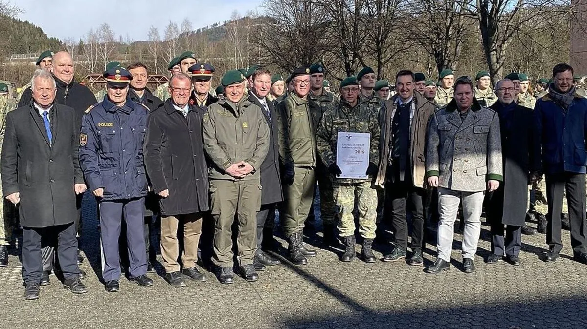 Kommandant Karl-Heinz Tatschl (mit Gütesiegel), Militärkommandant Heinz Zöllner (l.) und Hermann Kronberger (r.) mit alle Ehrengästen