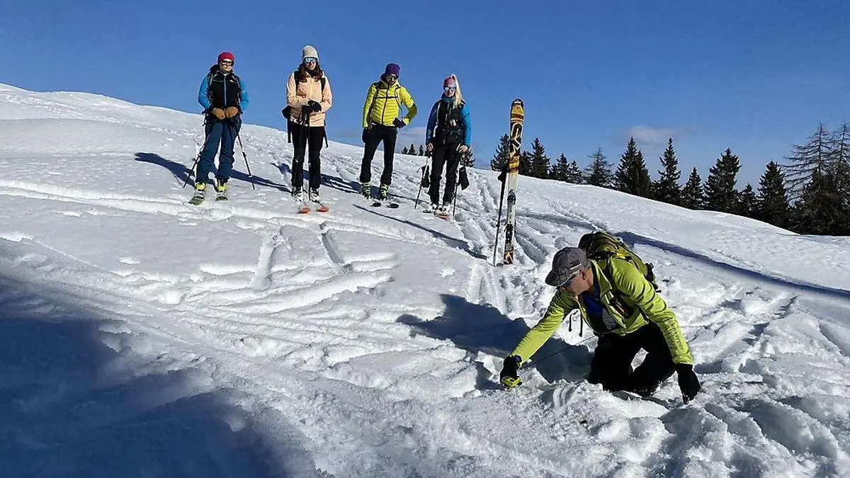 Ausbildner Alois Goller vom Alpenverein Villach erklärt den ´Airport Approach´ beim Suchen mit dem LVS-Gerät