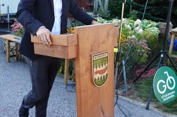 Bürgermeister Thomas Derler konnte Prominenz aus Stadt und Land....