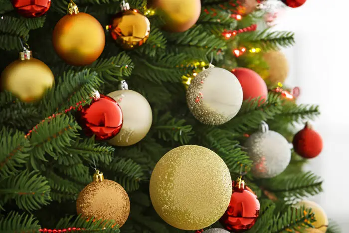 Ein Weihnachtsbaum in den klassischen Farben Rot und Gold geschmückt