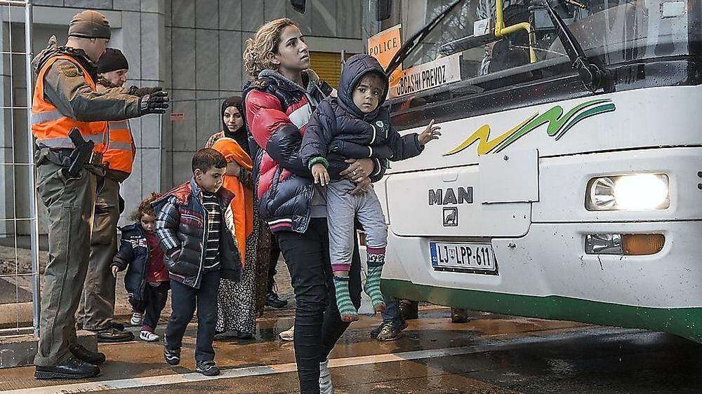 Der Flüchtlingsstrom reißt nicht ab. Derzeit treffen in Kärnten täglich bis zu 3500 Menschen ein. Die meisten reisen weiter