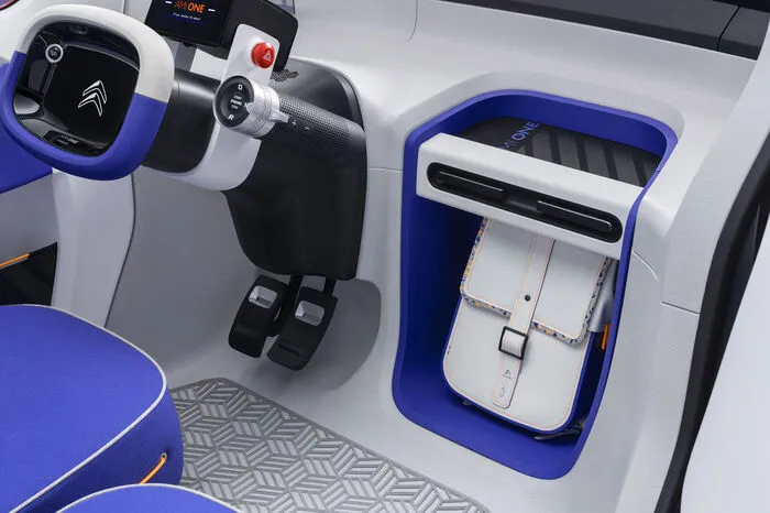Über die „Cockpit-Insel“ im Innenraum können sämtliche Fahrassistenzsysteme intuitiv gesteuert werden. Auf deren rechter Seite beherbergt ein Zylinder den Startknopf, den Warnblinker, den Wählhebel des Automatikgetriebes und einen Bluetooth-Lautsprecher mit Lautstärkeregelung. Das fünf Zoll größe Kombiinstrument liefert nur die wichtigsten Informationen. Das Smartphone lässt sich induktiv laden und lässt sich mit dem Zwergerl verbinden. Je nach ausgewählter Applikation werden Informationen in das Blickfeld des Fahrers projiziert, ganz wie ein Head-up-Display.