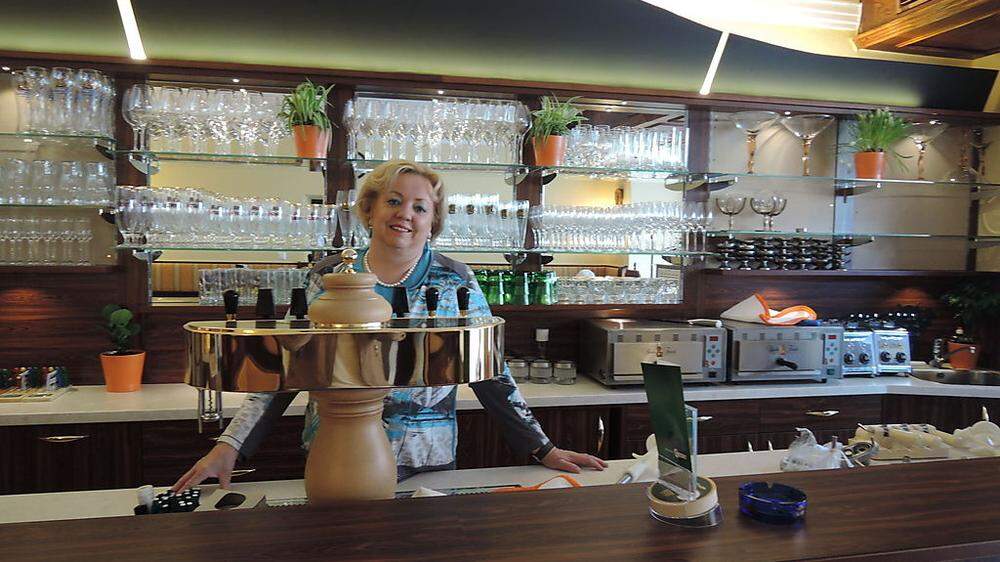 Margit Pötscher eröffnet am Donnerstag das neue Café. Im Februarvernichtete ein Brand Teile des Erdgeschosses	