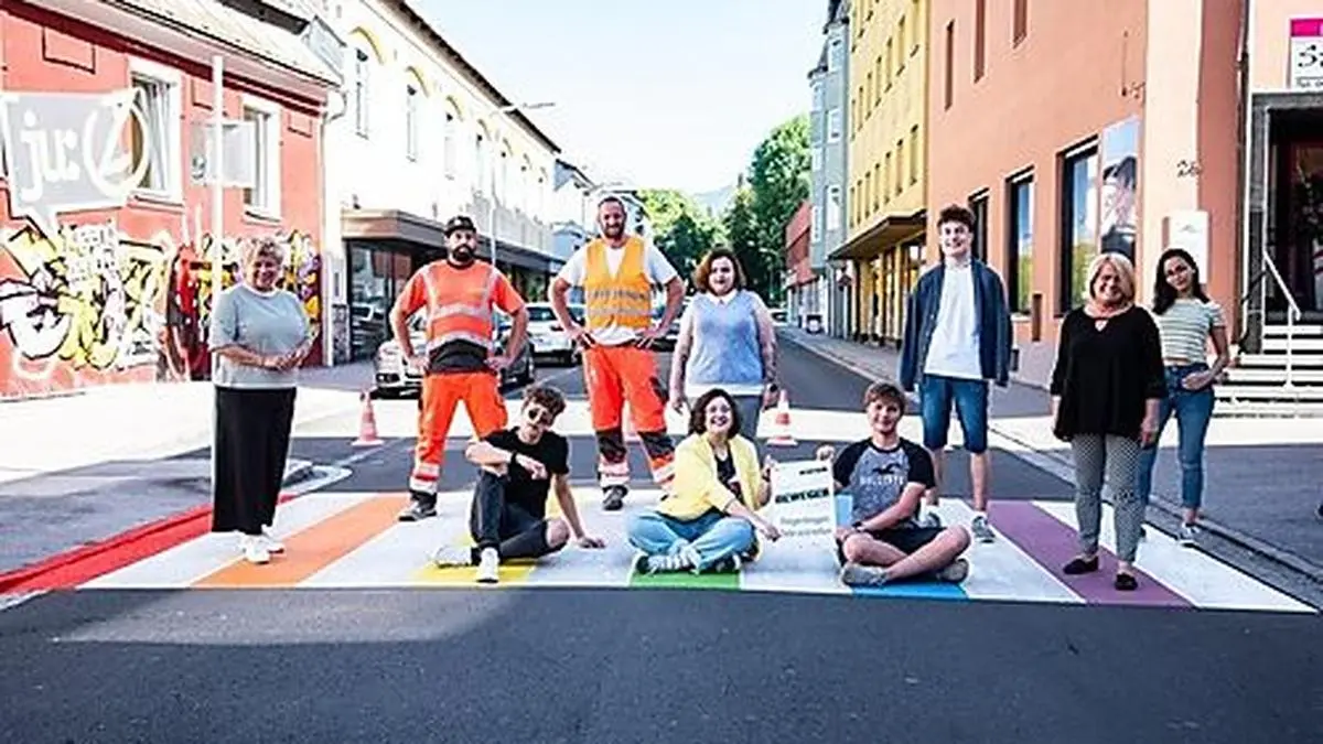 Vor dem Jugendzentrum schmücken jetzt bunte Regenbogenfarben die Straße 