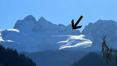 Der Lichtfleck (Pfeil) ist täglich rund eine Stunde lang vom Golfplatz Bad Aussee aus zu sehen