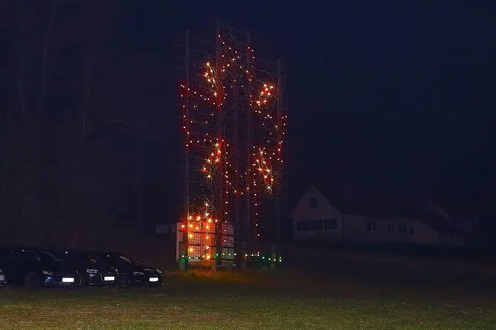 Auch heuer erstrahlte das Osterkreuz bei der Festhalle Jamm und begeisterte die Partygäste mit wechselnden Motiven 