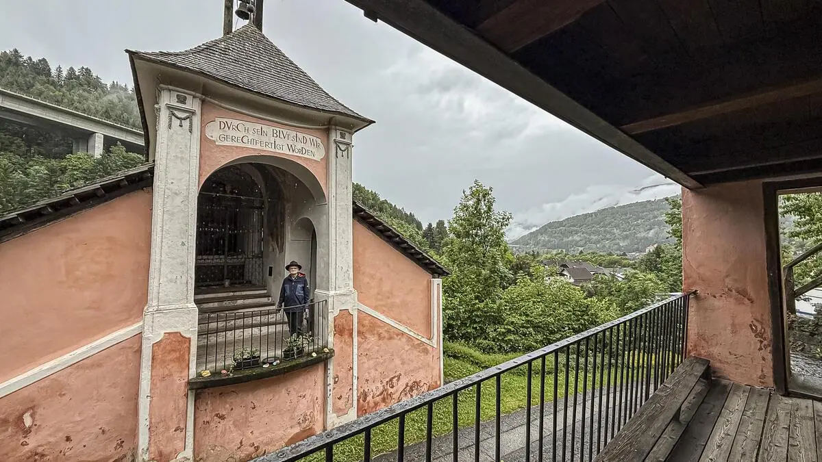 Stadtarchivar Anton Fritz im Altarraum der geteilten Kirche am Kreuzbichl in Gmünd