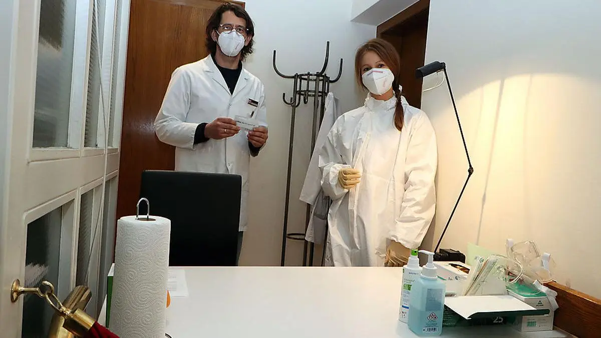 Gerhard Angerer und Lisa Drothler testen in der Stadt-Apotheke 