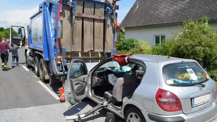 Wenige Momente vor dem Zusammenprall wurde noch eine Tonne beim Heck des Müllautos entleert