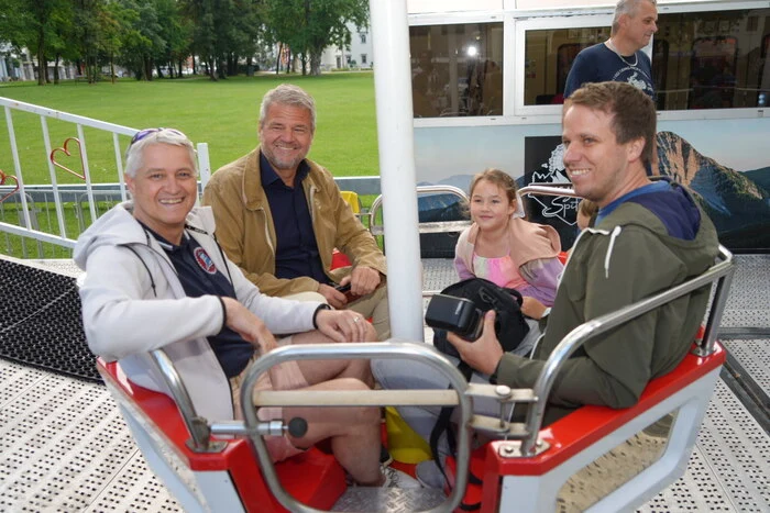 Bürgermeister Gerhard Köfer und Gemeinderat Adi Lackner nehmen gemeinsam mit Christian Egger von der Presseabteilung der Stadt in der dritten Kabine Platz.