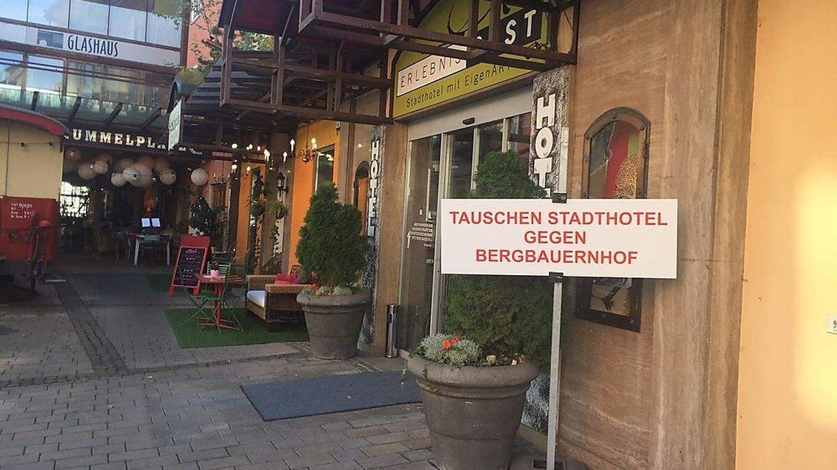 Kein Witz: Wenn das Angebot passt, würden die Hotelier Christine Paier und Josef Nothegger tauschen