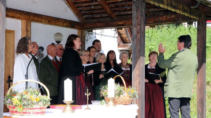 Die Andacht wurde von der Wortgottesdienstleiterin Gerhild Bretis durchgeführt und vom Gemischten Chor Sirnitz unter Leitung von Heinrich Leeb und Obmann Franz Puggl musikalisch umrahmt.  