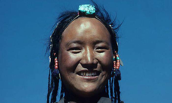 Lopa-Frau mit traditionellem Kopfschmuck aus Türkisen und Korallen