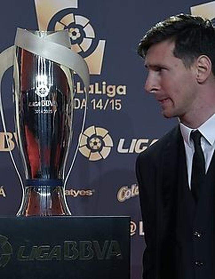 Lionel Messi mit seinem Pokal