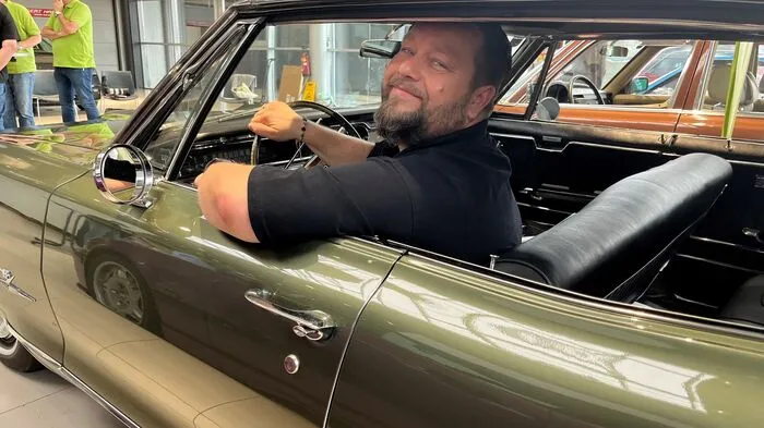 Markus Hitzelberger steuert sein 5,6 Meter langes Schiff auf vier Rädern (einen Pontiac Bonneville, Baujahr 1965) am 1. und 2. Juli durch die Region