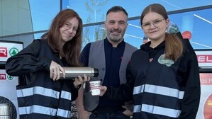 Drei Leute schenken Kaffee aus