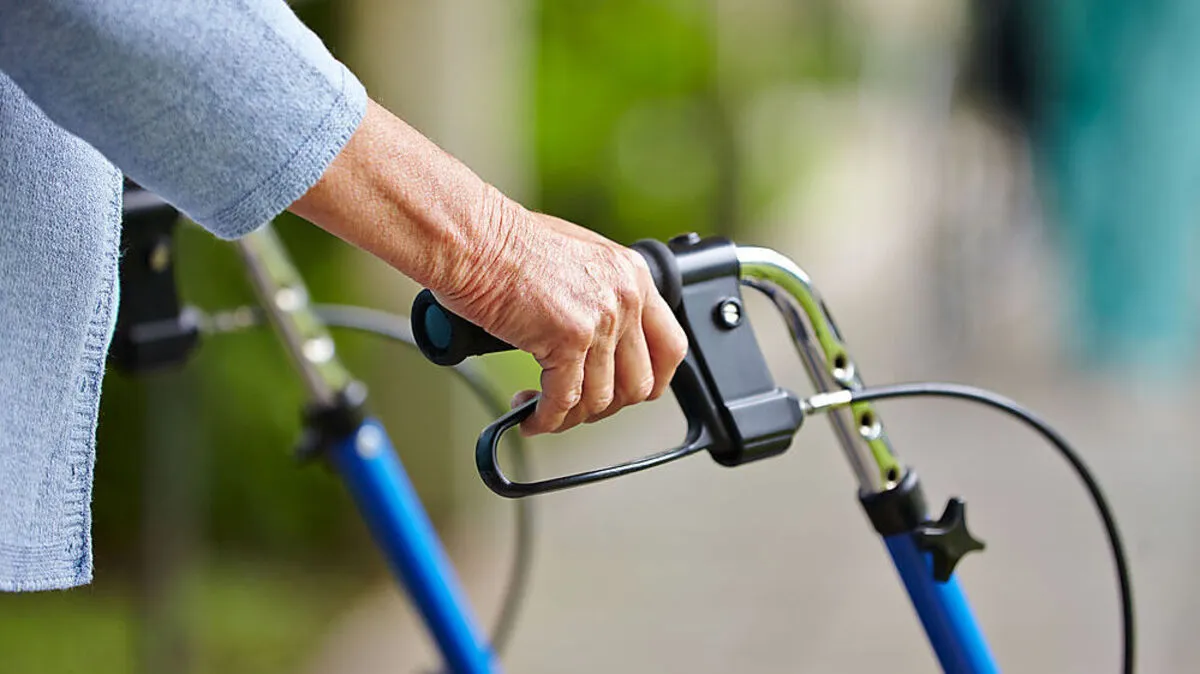 Für Menschen mit Rollator ist die Tür ein Hindernis