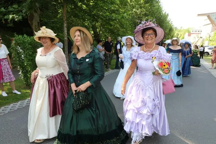 Die Damen waren prachtvoll bekleidet.