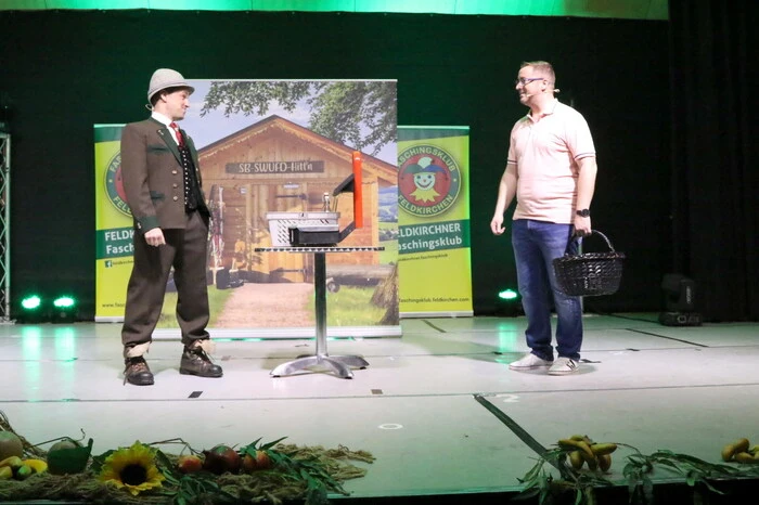Den Vogel abzuschießen vermochten Faschingsrückkehrer Gunnar Zechner (links) in seiner Paraderolle als „Focknbauer“ und Peter Kowal (rechts) in der Glanznummer „Die Direktvermarkter-Hütte“.