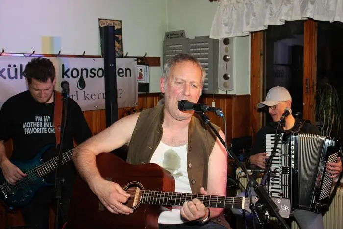  Die Musiker zeigten sich von ihrer besten Seite und brachten hauptsächlich eigene Songs, die stilistisch von Austropop, Folk und Rock n‘ Roll geprägt sind.