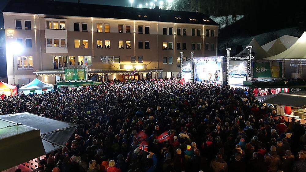Tausende Menschen jubeln bei der Startnummernauslosung den Skifahrern zu.