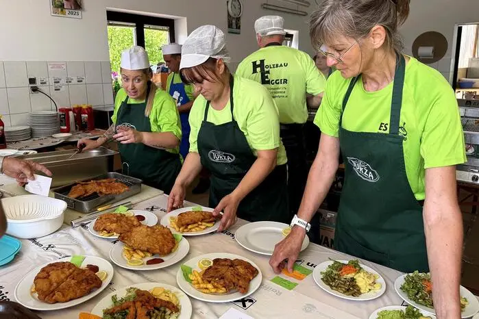 Die leckeren Gaumenfreuden ließen sich unter anderen auch Bürgermeister Franz Jost, Ortsvorsteherin Barbara Raidl und Stadträtin Yvonne Medina-Sandino gut schmecken.