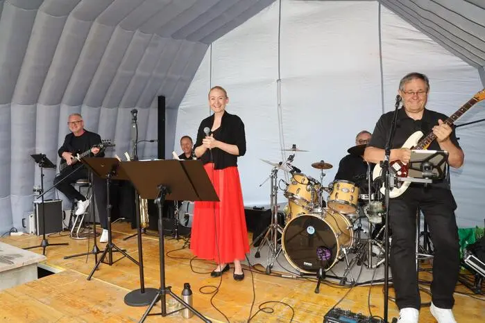 Die Rockgruppe „Simply the Ppest“ sorgte auf der Hauptbühne mit Sängerin Petra Fritz-Fauland mit international bekannten Rocknummern für Partystimmung