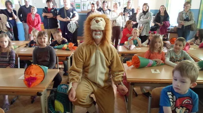 Ein Löwe, der nicht schreiben kann, aber in der Schule vieles lernen will, besuchte die Volksschule Gleisdorf