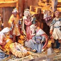 Am Heiligen Abend feiern viele Menschen in der Kirche Christi Geburt  
