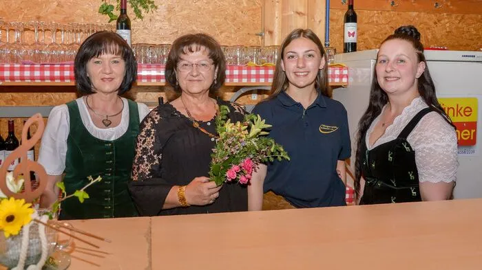 Wie gewohnt war die Halle bis auf den letzten Platz gefüllt. Zur tollen Stimmung trugen auch das Quartett Klangquadrat und das Ensemble Klamonika bei. Die Moderation lag in den professionellen Händen von Tommy Schmid. Das Publikum war von den Darbietungen aller Beteiligten restlos begeistert. Im Anschluss servierten die Sänger zum kulinarischen Abschluss des wunderbaren Abends wie immer Salami, Bauernbrot und Reindling. 