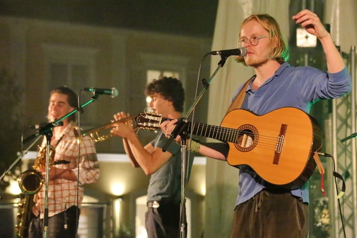 „Es ist schön nach gefühlten hundert Jahren wieder auf der Bühne vor Leuten zu spielen“, sprach Buntspecht-Sänger Lukas Klein vielen Musikerkollegen aus der Seele.