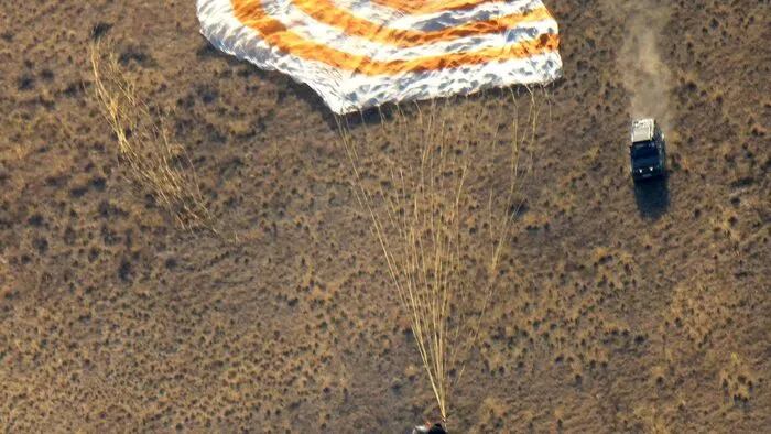 Eine Sojus-Kapsel mit drei Astronauten an Bord ist sicher von der Internationalen Raumstation ISS auf die Erde zurückgekehrt. Wie Bilder der russischen Raumfahrtagentur zeigen, landeten die drei Besatzungsmitglieder am Donnerstag um 12.59 Uhr (MESZ) in der kasachischen Steppe. "Die Besatzung fühlt sich gut", ließ die Behörde direkt nach der Landung mitteilen.