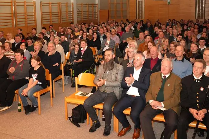 Unter der Leitung von Kapellmeister Thomas Pöllinger eröffnete der Verein das Konzert mit dem „Wiltener Schützenmarsch“