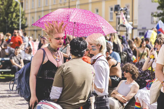 Ausgehend vom Stadttheater zogen die Teilnehmerinnen und Teilnehmer durch die Stadt. Ziel war der Goethepark.