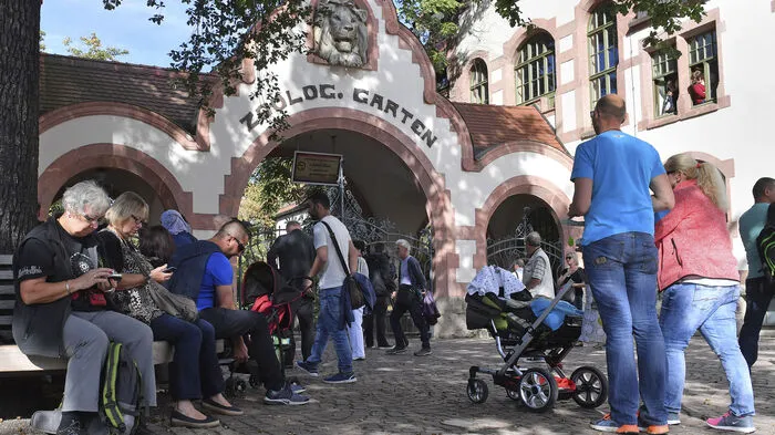 Die Besucher warteten um 9 Uhr vergeblich auf Einlass in den Zoo.