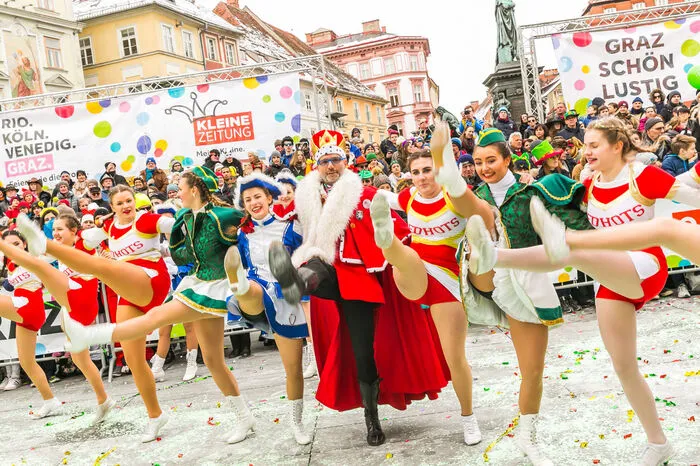 Konfetti und Beine tanzten durch die Lüfte ...
