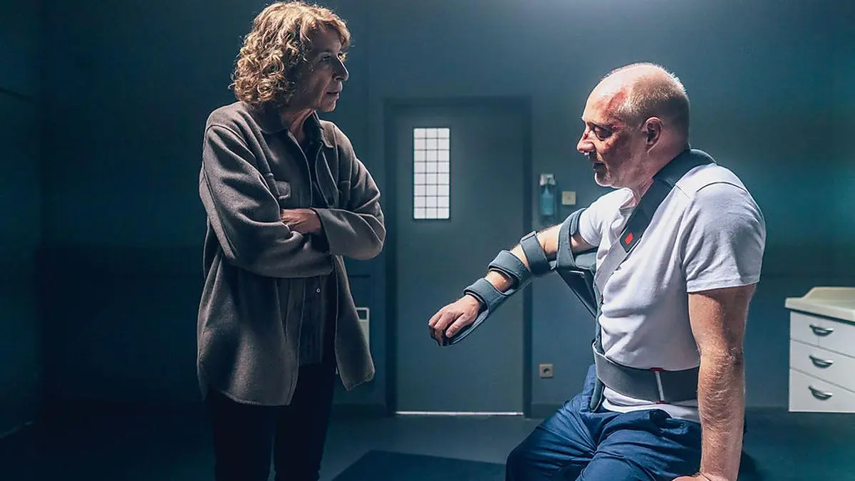 Adele Neuhauser (Bibi Fellner) mit Simon Schwarz (Inkasso Heinzi).