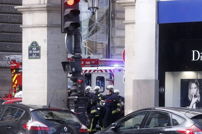 Der Angriff ereignete sich in einem Stiegenhaus, das von einem Platz neben dem Louvre in ein unterirdisches Einkaufszentrum, das "Carrousel du Louvre", führt.
