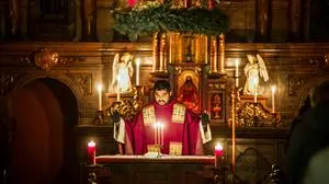 04.12.2024, Irdning-Donnersbachtal, Steiermark, Österreich (Austria): Rorate-Messe in der Klosterkirche im Kapuzinerkloster Irdning - im Bild Pater Bruder Alby Antony. 
Fotocredit: Martin Huber