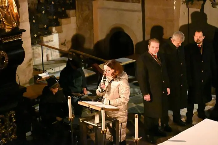Literarische Akzente setzte Daniela Murray mit ausgewählten Adventgedichten.