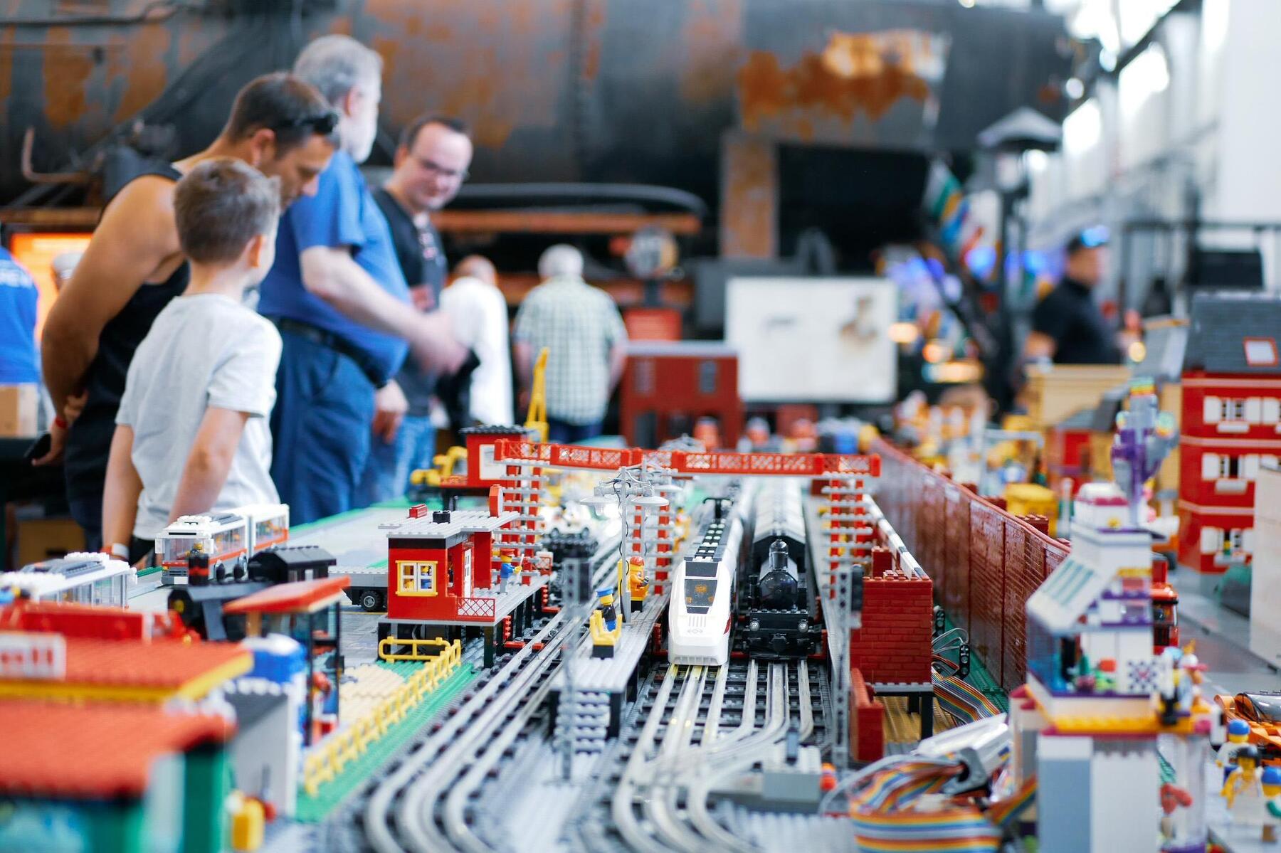 2Zwischen Dampflokomotive und Draisinen trifft Modellbau-Szene zusammen