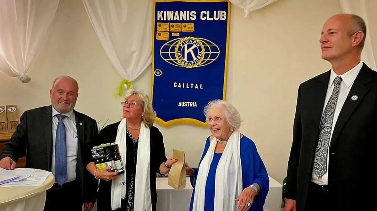 Governor Horst Korenjak mit Alberta Werba, Ingeborg Fercher und Franz Zoppoth, Präsident von Kiwanis Gailtal (von links)